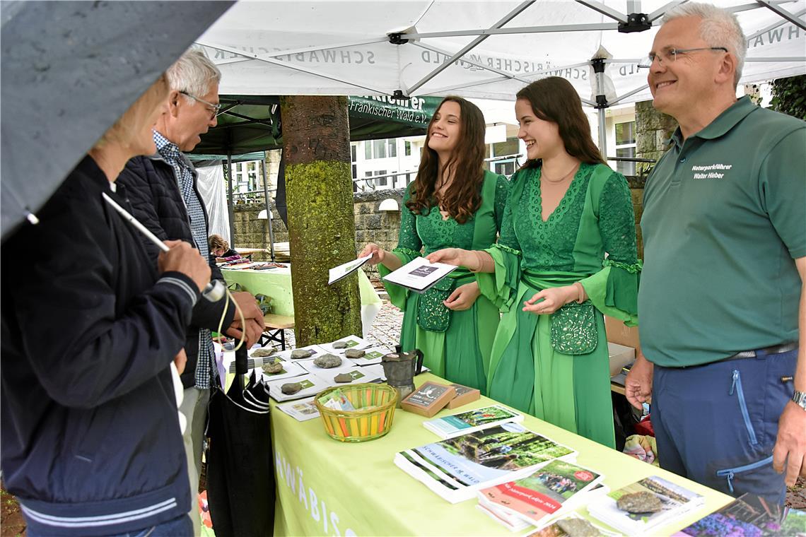 Das Schwäbische Waldfeen-Zwillingspaar neben Naturparkführer Walter Hieber. Natu...