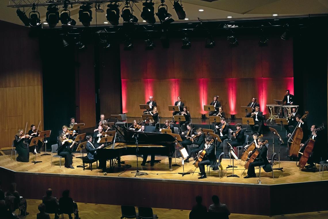Saisonstart mit angezogener Handbremse Das Schwarzwald-Kammerorchester mit dem Pianisten Frank Dupree gastierte im Oktober 2020 in Backnang. Das war das letzte Konzert im Bürgerhaus vor dem Lockdown light. Foto: J. Fiedler