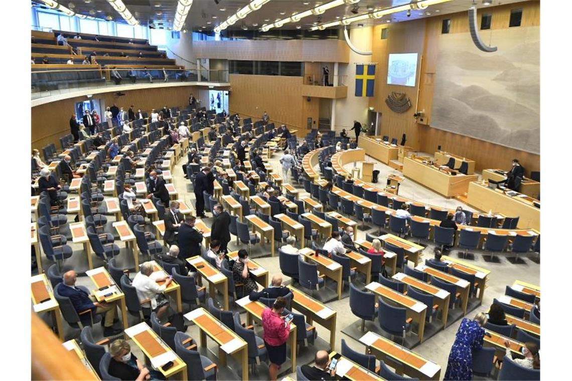 Misstrauen vor Mittsommer: Politische Krise in Schweden Das schwedische Parlament, der „Riksdagen“, hat Regierungschef Löfven sein Misstrauen ausgesprochen. Foto: Claudio Bresciani/TT NEWS AGENCY/AP/dpa
