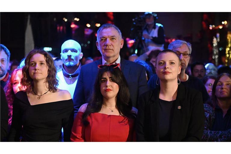 Das schwer enttäuschte Spitzentrio  Amelie Vollmer,  Mersedeh Ghazaei, Kim Sophie Bohnen (von links) – Rückhalt gibt es von Jan van Aken (Mitte, dahinter), dem Coparteichef der Linkspartei.