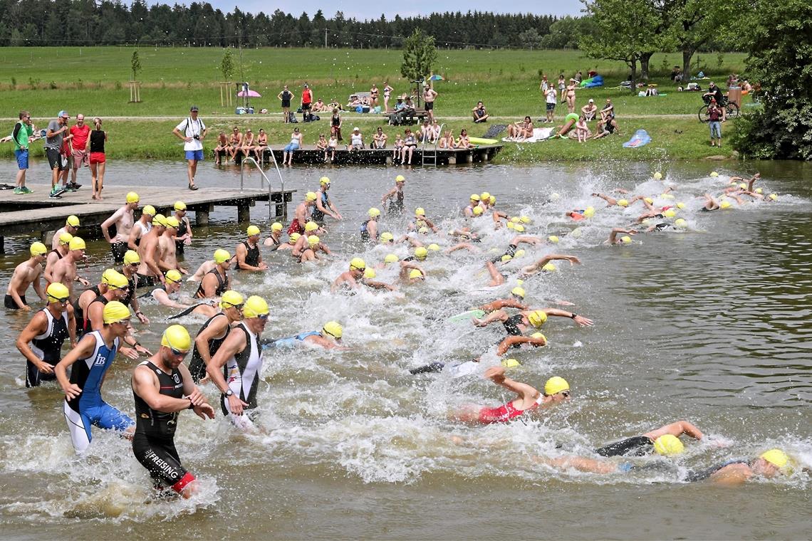 Das Schwimmen beim Welzheimer Triathlon wird wie in der Vergangenheit wieder im Aichstrutsee, aber mit kleineren Gruppen in diesem Jahr stattfinden. Foto: R. Steinemann
