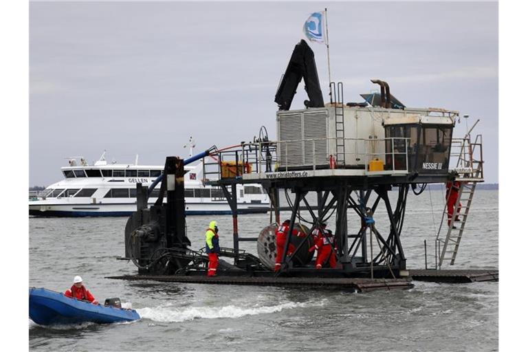 Das Seekabel wurde vom Schiff, das die neue Breitbandleitung nach Hiddensee verlegt, durchtrennt. Foto: Bernd Wüstneck/dpa-Zentralbild/dpa