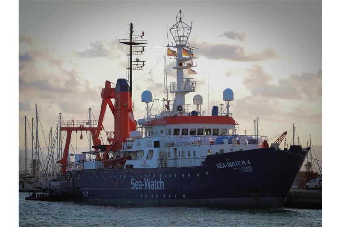 Das Seenotrettungsschiff „Sea-Watch 4“ liegt im Hafen von Burriana. Foto: Hannah Wallace Bowman/MSF/dpa