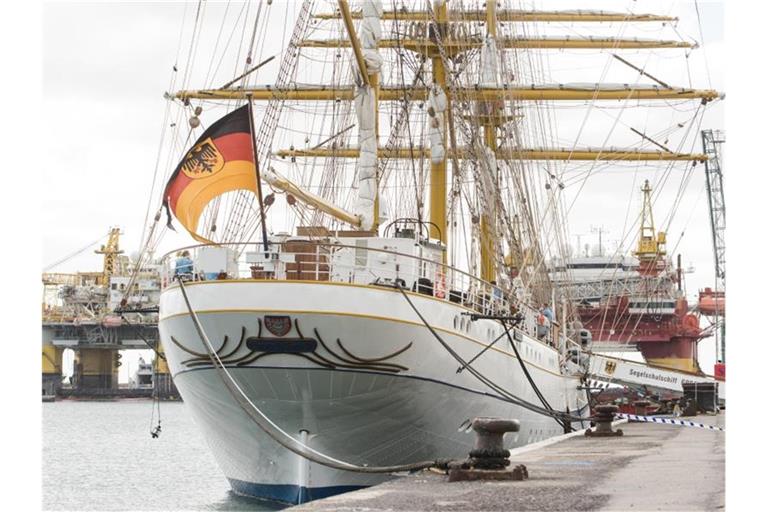 Das Segelschulschiff „Gorch Fock“ liegt im Hafen von Santa Cruz auf Teneriffa. Foto: Arturo Jimenez/dpa