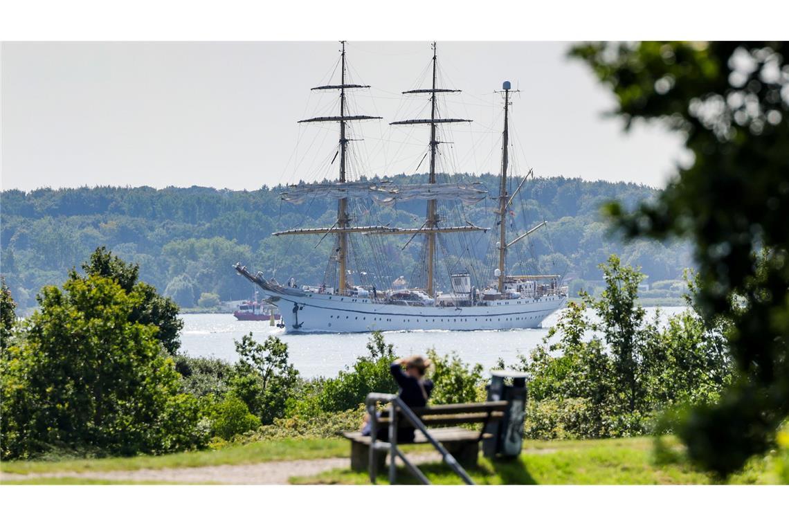 Bilder des Tages Das Segelschulschiff "Gorch Fock" verlässt den Heimathafen durch die Kieler Förde.