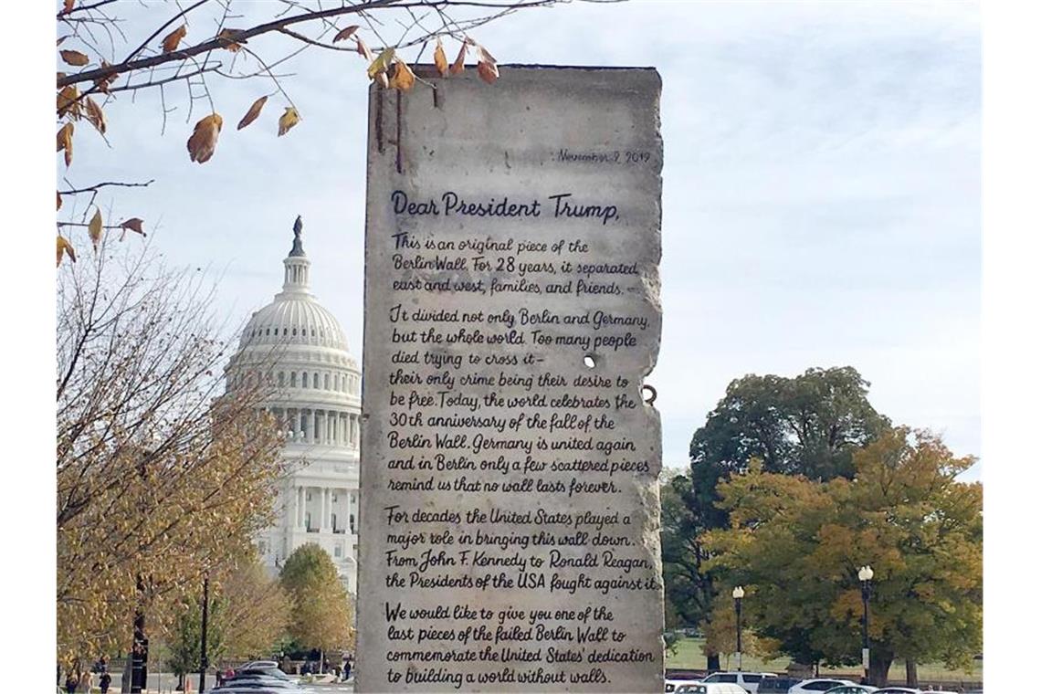 Das Segment der Berliner Mauer mit einer Botschaft an US-Präsident Trump vor dem Kapitol in Washington. Foto: --/Initiative Offene Gesellschaft/dpa