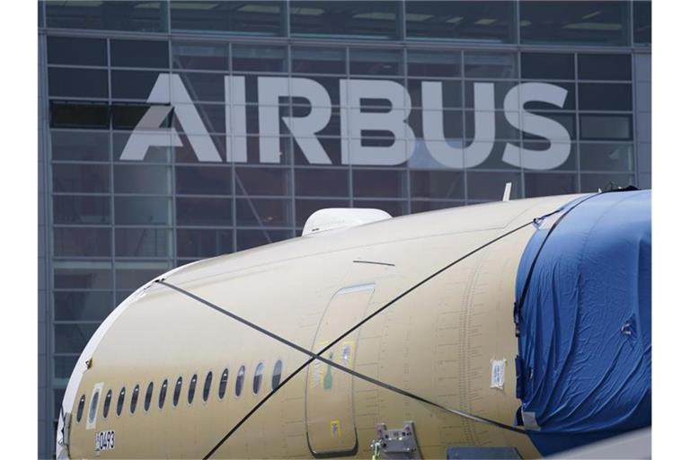 Das Segment eines Flugzeugrumpfes eines Airbus A350 steht vor einer Fertigungshalle auf dem Werksgelände des Flugzeugbauers Airbus in Hamburg. Foto: Marcus Brandt/dpa