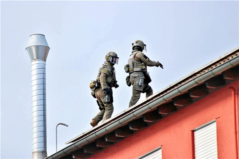 Das SEK stürmte eine Wohnung in Korb. Foto: 7aktuell.de/ Lermer