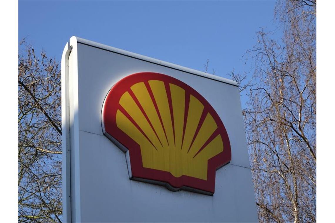 Das Shell-Logo steht an einer Tankstelle. Foto: Kirsty Wigglesworth/AP/dpa