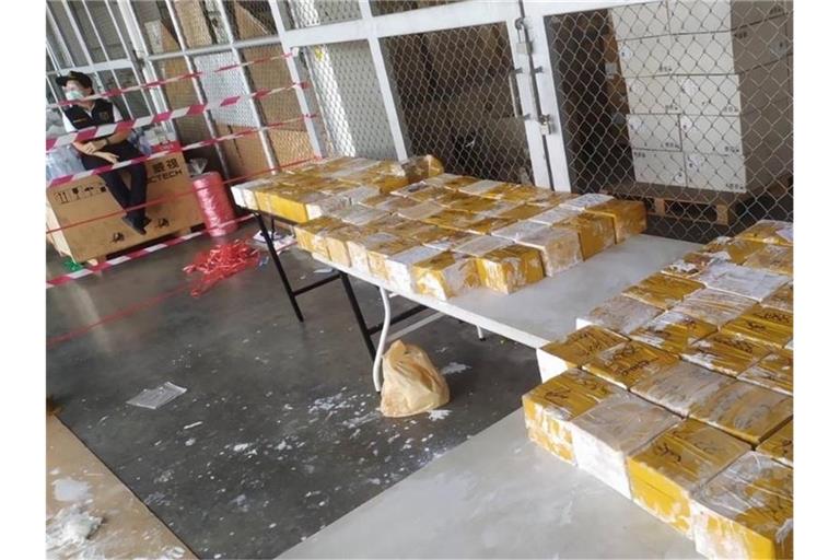 Das sichergestellte Heroin war in Farbeimern versteckt. Geschätzter Markwert: 117 Millionen australischen Dollar (75 Millionen Euro). Foto: ---/Australian Federal Police/dpa