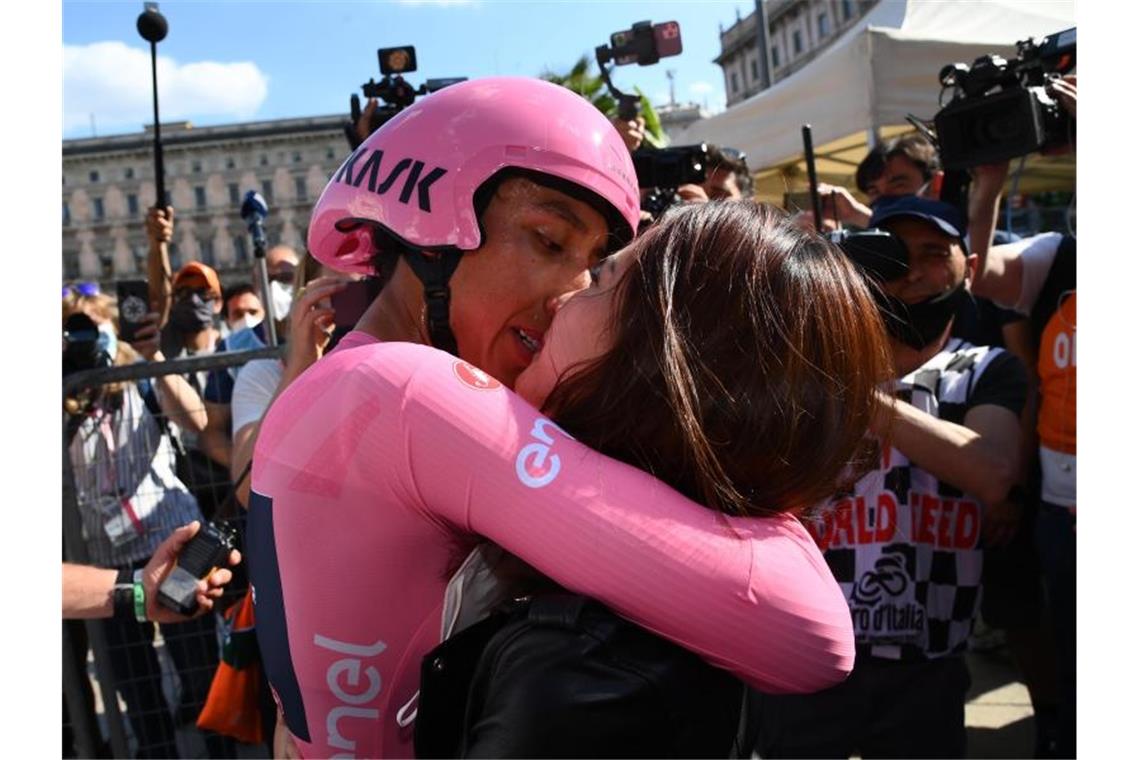 Das Siegerküsschen hat sich Egan Bernal (l) redlich verdient. Foto: Gian Mattia D'alberto/LaPresse via ZUMA Press/dpa