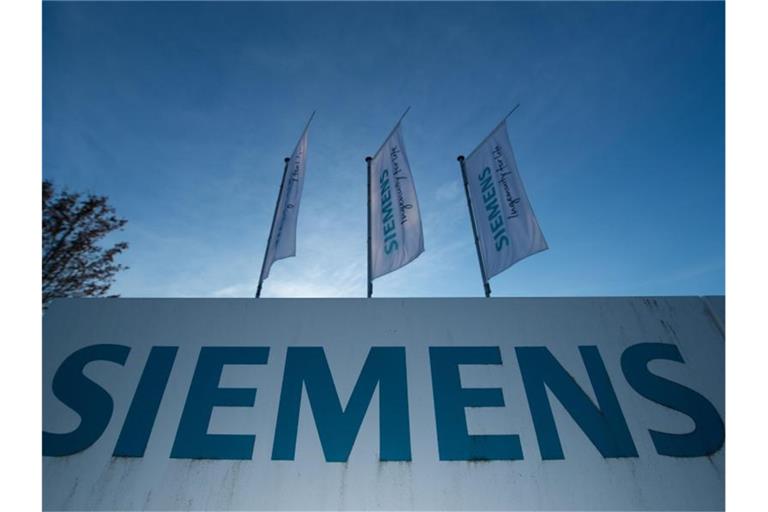 Das Siemens-Logo, hier am Werk in Tübingen. Foto: Lino Mirgeler/dpa/Archivbild