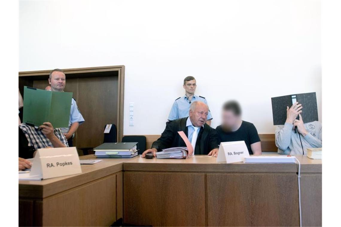 Das sind die Angeklagten: Heiko V., Mario S. und Andreas V. im Saal des Landgerichtes. In der Mitte Anwalt Jürgen Bogner. Foto: Bernd Thissen