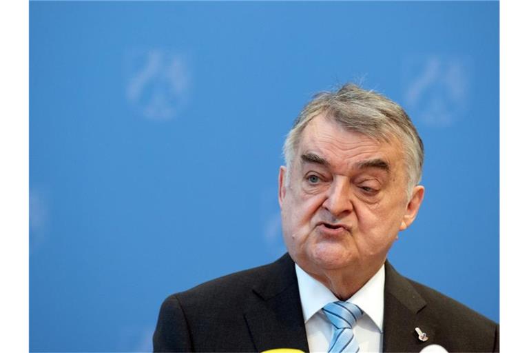 „Das sind nicht nur palästinensische Gruppen“: Herbert Reul, Innenminister von Nordrhein-Westfalen. Foto: Federico Gambarini/dpa/Archiv