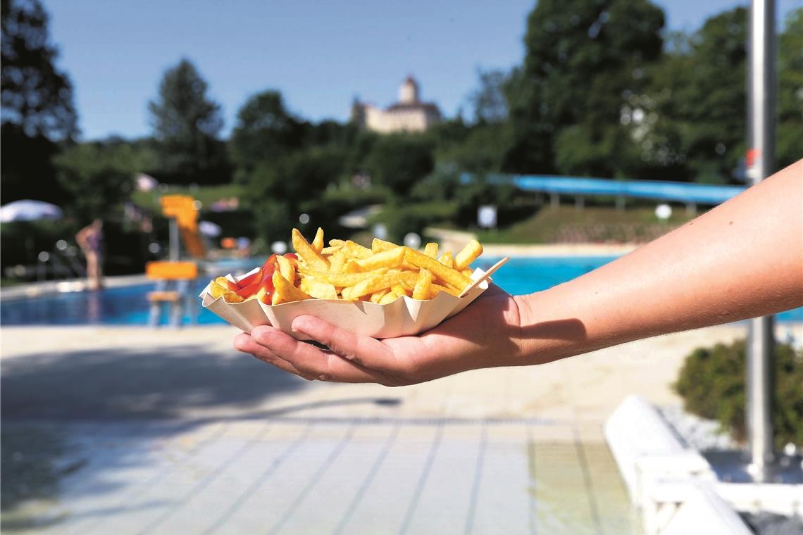 An Pommes führt kein Weg vorbei Das sind sich die Betreiber der Freibadkioske einig: Keine Speise wird so oft bestellt, wie eine Portion Pommes. Fotos: J. Fiedler