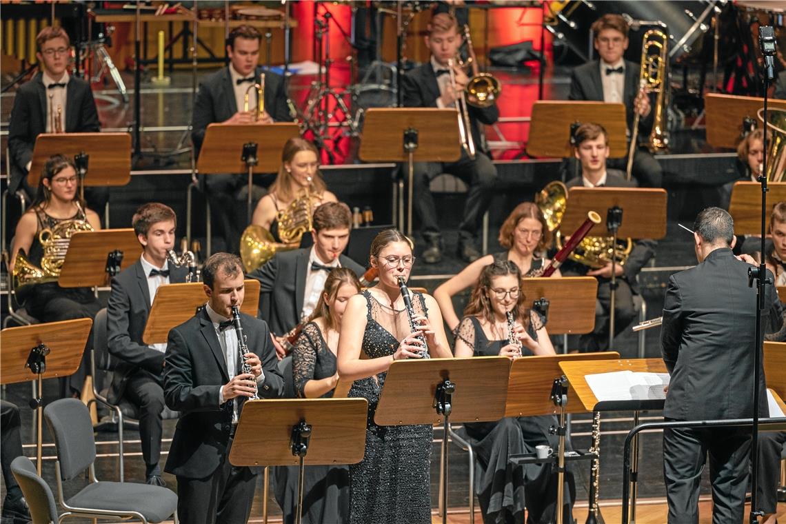 Das sinfonische Jugendblasorchesters Baden-Württemberg unter der Leitung von Franco Hänle zog das Backnanger Publikum bei seinem Auftritt im Walter-Baumgärtner-Saal voll in seinen Bann. Foto: Alexander Becher