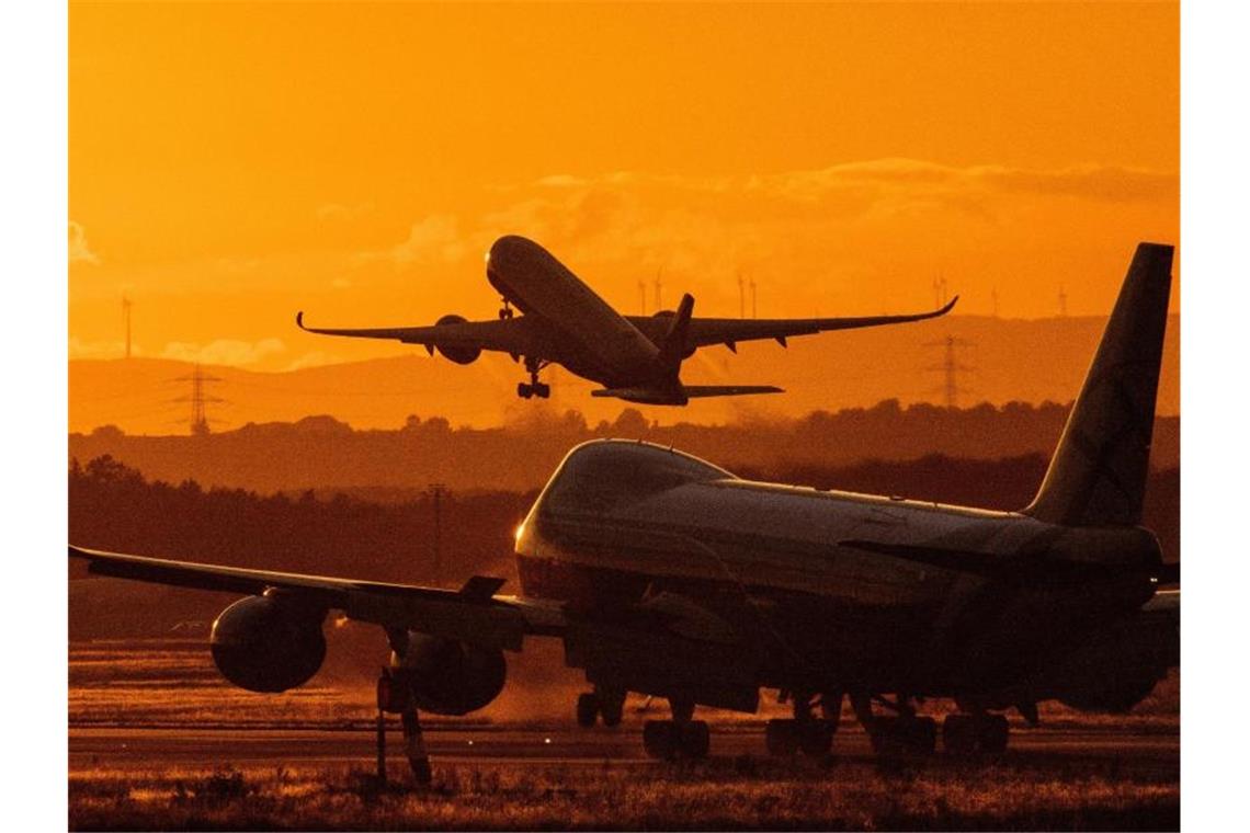Sommerflugplan bringt größeres Angebot und höhere Preise Das Sitzplatzangebot im neuen Flugplan ist nach Verbandsberechnung etwa doppelt so groß wie vor einem Jahr. Foto: Boris Roessler/dpa