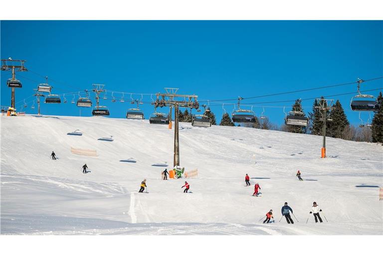 Das Skigebiet Feldberg plant den Saisonstart für eine November. (Archivbild)