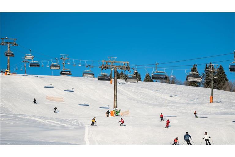 Das Skigebiet Feldberg plant den Saisonstart für eine November. (Archivbild)