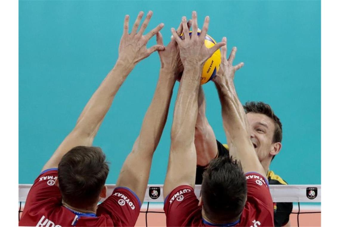 Deutsche Volleyballer erreichen vorzeitig EM-Achtelfinale Das slowakische Team blockt den Ball von Marcus Bohme (r). Foto: Virginia Mayo/AP