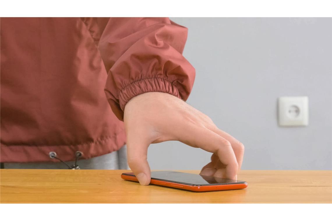 Jeder Dritte plant im neuen Jahr eine Auszeit von Smartphone und Co. Das Smartphone wegzulegen kann befreiende Wirkung haben. (Symbolbild)