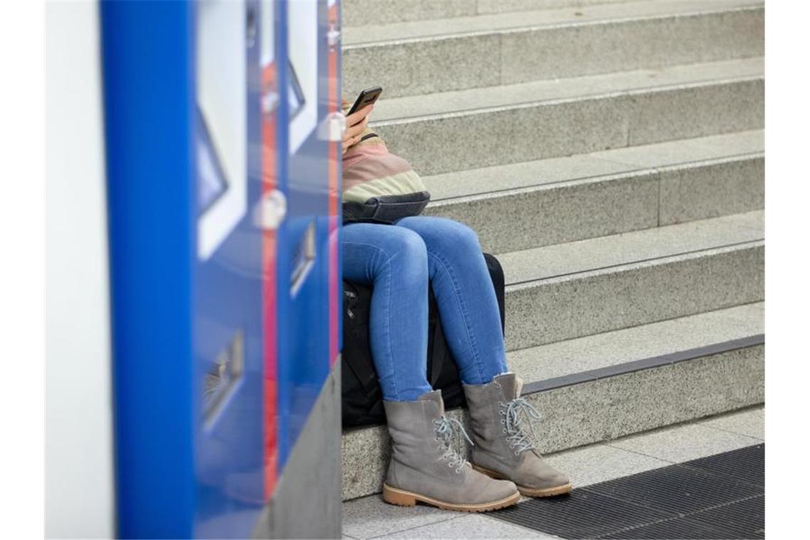 Die Deutschen verlernen das Genießen Das Smartphone wird immer mehr zur dominierenden Freizeitaktivität. Foto: Friso Gentsch