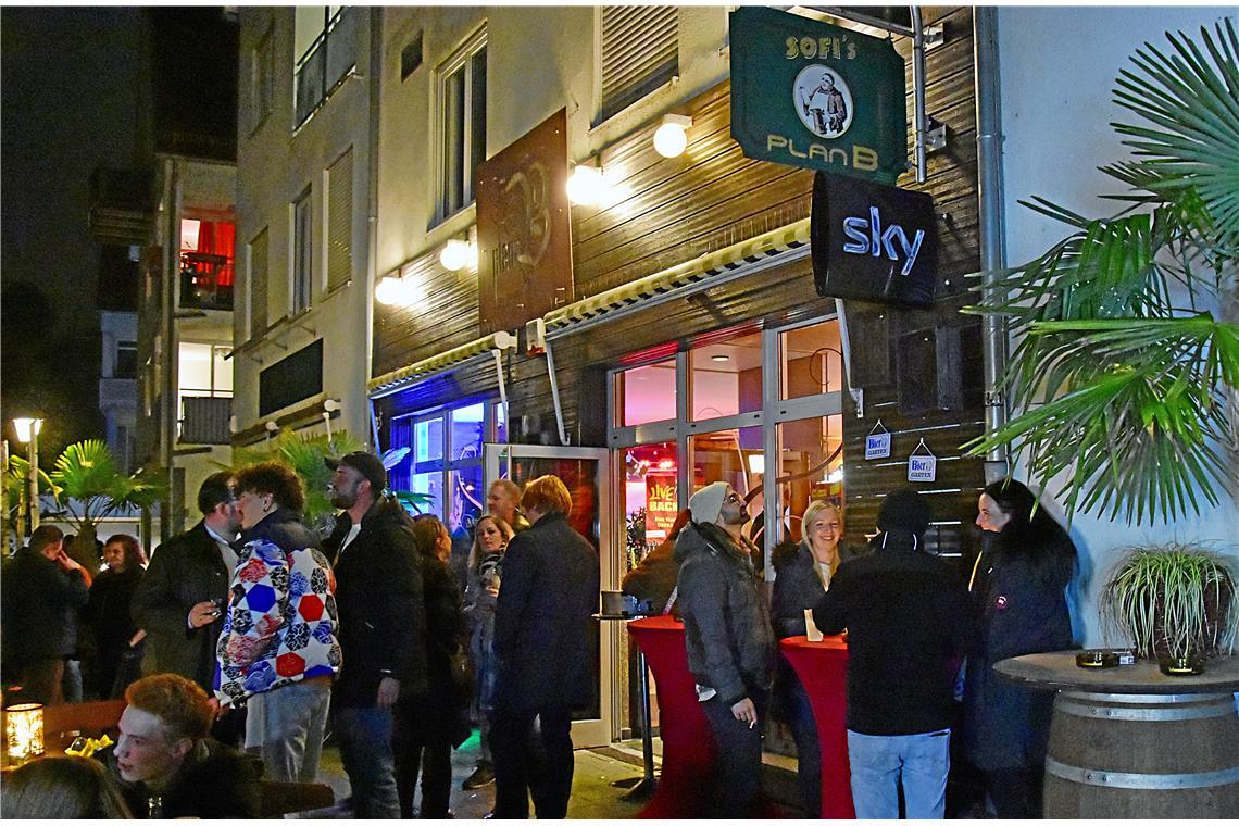 Das Sofis Plan B. bietet vor dem Lokal Leckeres vom Grill. Livenacht Backnang No...