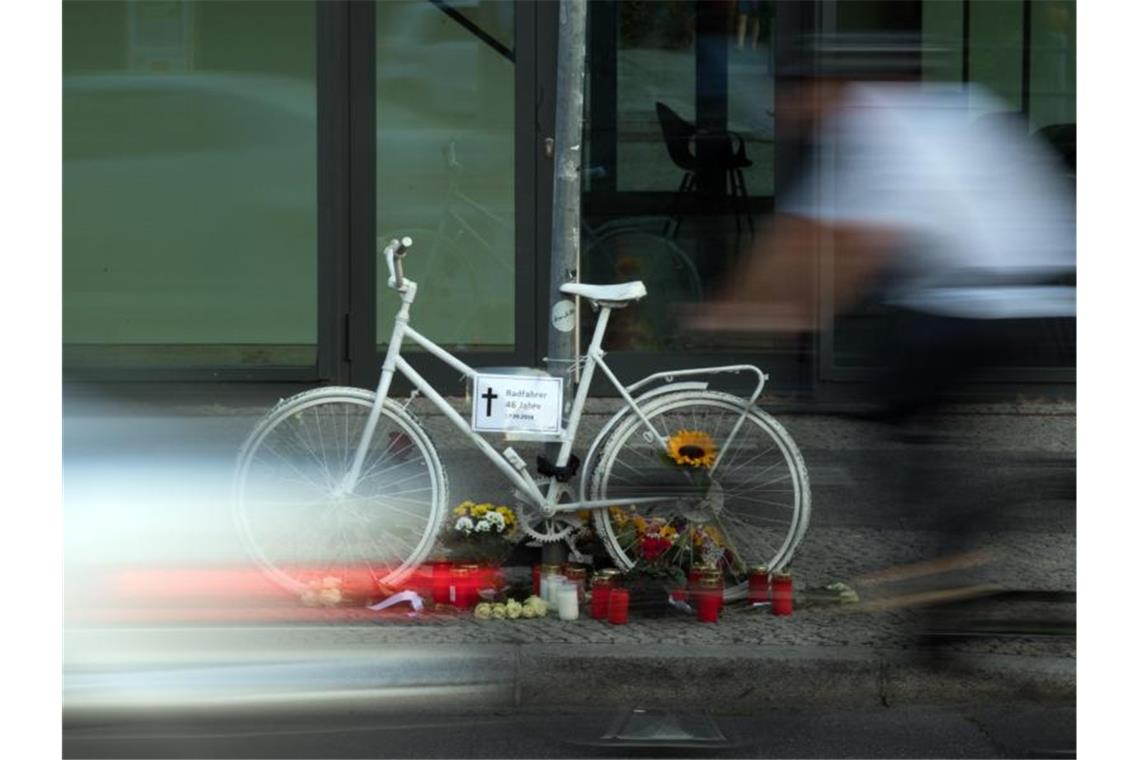 Das sogenannte Geisterrad erinnert an einen Radfahrer, der von einem rechts abbiegenden LKW getötet wurde. Foto: Soeren Stache/dpa