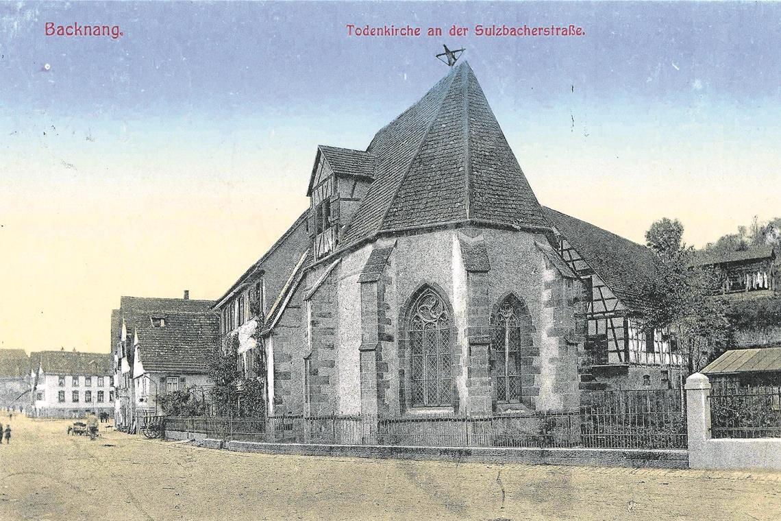 Im Eilschritt durch die Jahrhunderte Das sogenannte Totenkirchle wurde Ende des 15. Jahrhunderts errichtet. Der Bau befand sich außerhalb der Stadtmauern beim damaligen Friedhof. Repros: Stadtarchiv (3), Foto: A. Becher (1)