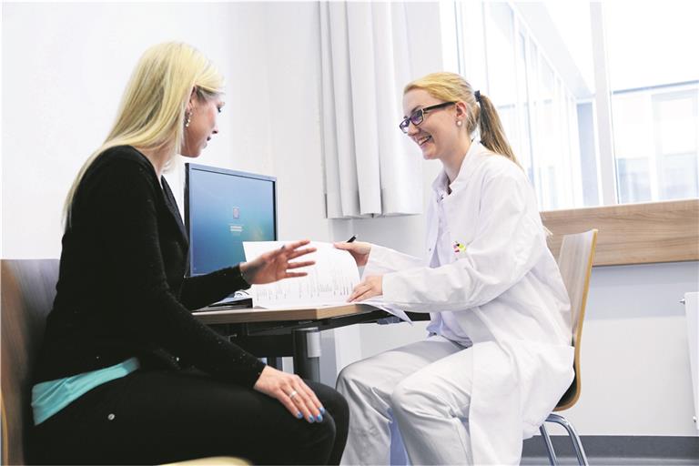 Das sollte eine Selbstverständlichkeit sein: Im Gespräch zwischen Ärztin und Patientin oder Angehörigen lassen sich Diagnose, Therapie und zeitlicher Ablauf der Behandlung gründlich erörtern. Doch nicht immer scheint dies in den Rems-Murr-Kliniken so gut zu funktionieren. Betroffene monieren die Kommunikation und wünschen bessere Information. Foto: Rems-Murr-Kliniken