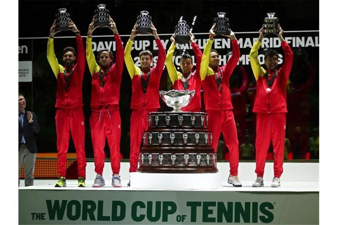 Dank Nadal: Spanien gewinnt zum sechsten Mal den Davis Cup Das spanische Team jubelt mit der Trophäe. Foto: Manu Fernandez/AP/dpa