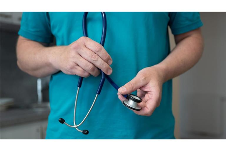 Das Sparpaket soll die gesetzlichen Krankenkassen 2027 um 16,3 Milliarden Euro entlasten - auch bei den Arztpraxen soll gekürzt werden. (Symbolbild)