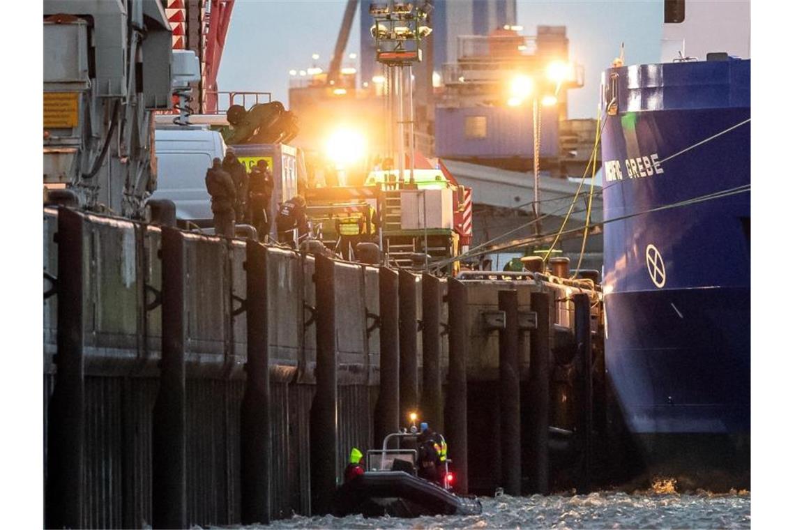 Erster Castor-Transport seit neun Jahren in Deutschland Das Spezialschiff „Pacific Grebe“ liegt mit sechs Castor-Behälter mit hochradioaktivem Atommüll an Bord im Hafen von Nordenham. Foto: Sina Schuldt/dpa