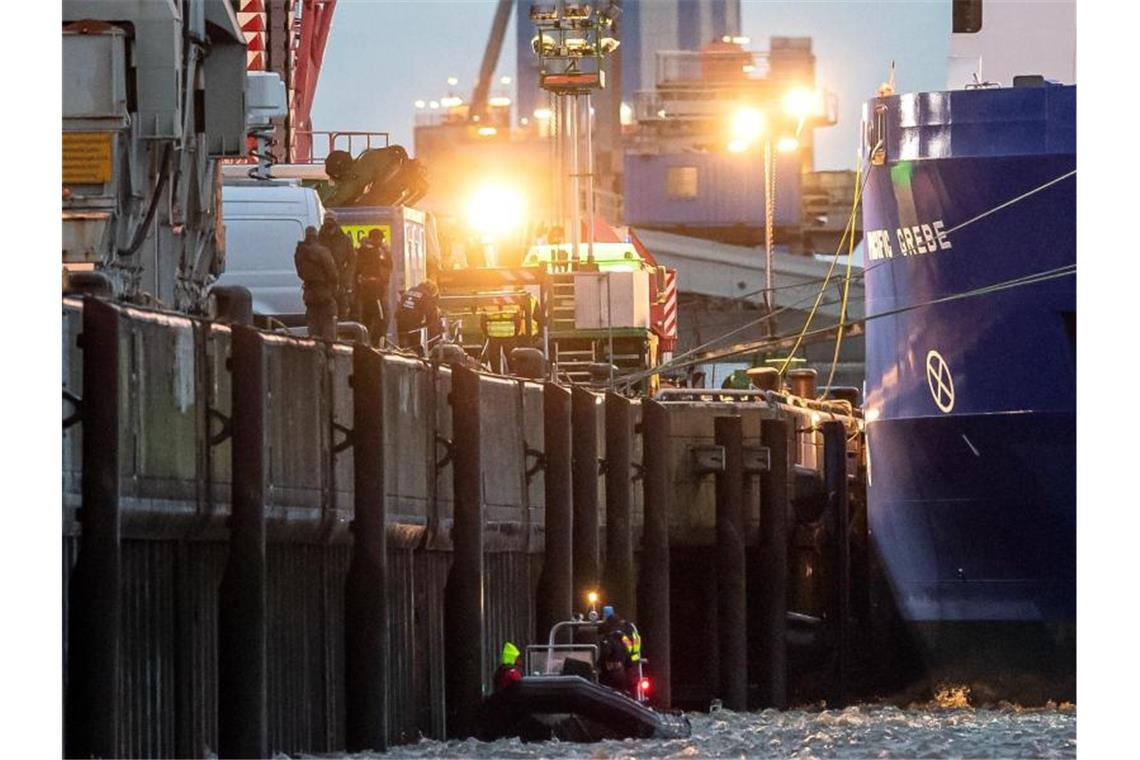 Das Spezialschiff „Pacific Grebe“ liegt mit sechs Castor-Behälter mit hochradioaktivem Atommüll an Bord im Hafen von Nordenham. Foto: Sina Schuldt/dpa