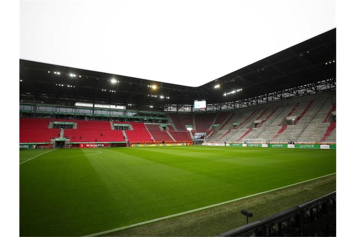 Bundesliga-Spitzenspiel in Augsburg ohne Zuschauer Das Spiel des FC Augsburg in der WWK-Arena gegen RB Leipzig muss ohne Zuschauer stattfinden. Foto: Michael Dalder/Reuters-Pool/dpa