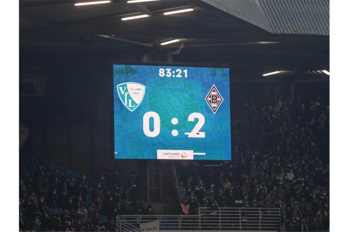 Bochums Boss nach Becherwurf: „Wie doof kann man sein?“ Das Spiel des VfL Bochum gegen Borussia Mönchengladbach wurde beim Stand von 0:2 abgebrochen. Foto: Bernd Thissen/dpa