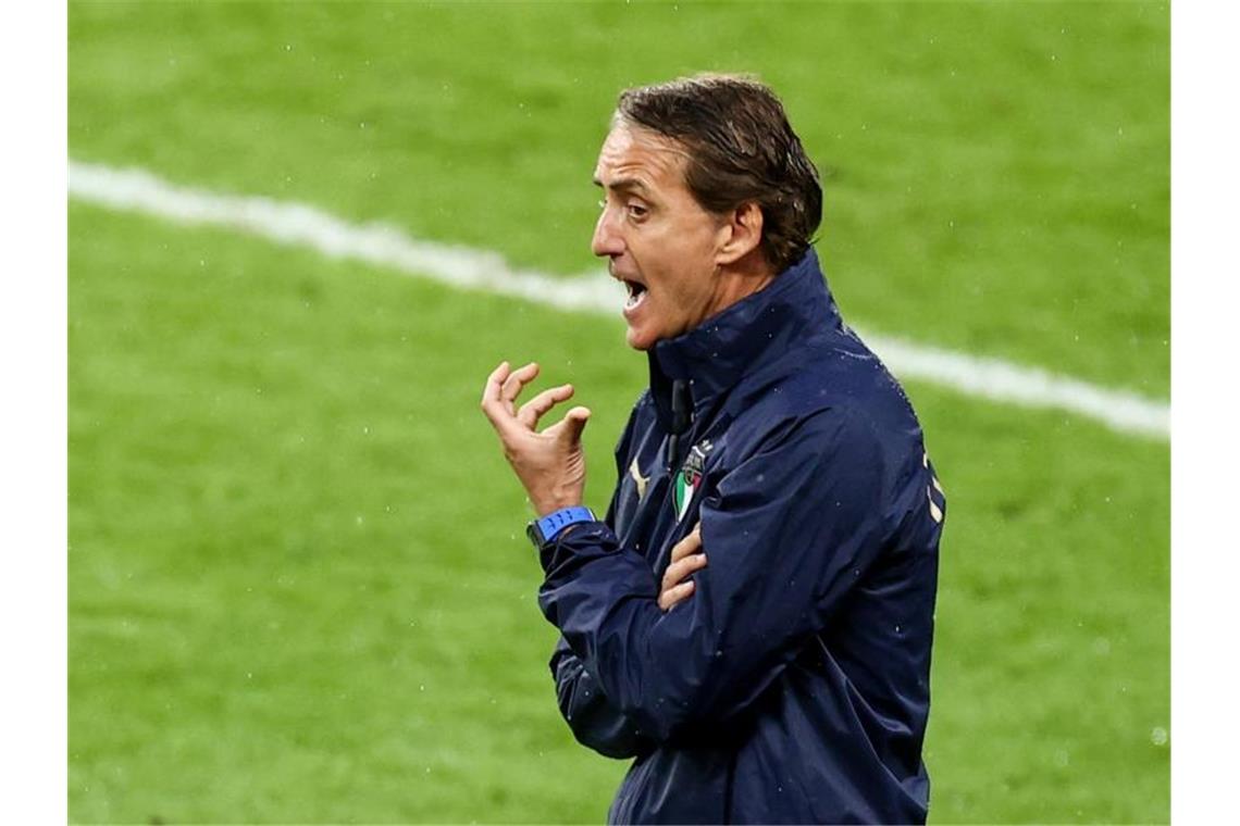 Das Spiel gegen England verläuft zunächst anders, als gedacht: Italiens Trainer Roberto Mancini gestikuliert. Foto: Christian Charisius/dpa