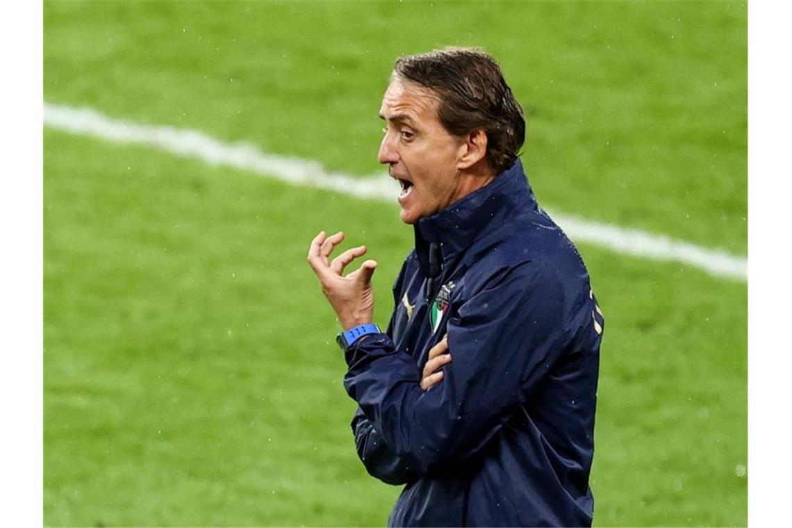 EM-Krönung für Italien: Finalsieg zerstört Englands Träume Das Spiel gegen England verläuft zunächst anders, als gedacht: Italiens Trainer Roberto Mancini gestikuliert. Foto: Christian Charisius/dpa