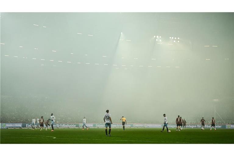Das Spiel von Hannover 96 gegen den VfL Bochum ist wegen Rauch im Stadion unterbrochen.