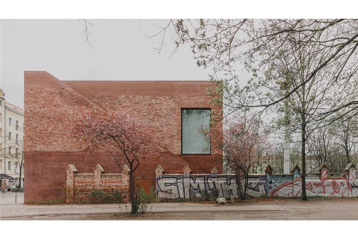 Langlebig und ressourcensparend – diese Stuttgarter Architektur schont die Umwelt Das Spore Haus ist Sieger des DAM Preises 2025, entworfen von AFF Architekten aus Berlin. Sie haben auf einer ehemaligen Friedhofsfläche in Berlin einen Neubau errichtet. An dem monolithischen Neubau gefiel der Jury, dass auch gebrauchter Klinker zum Einsatz kam. Im Seminarraum und Auditorium stammen die Sitzschalen von alten Schulmöbeln.