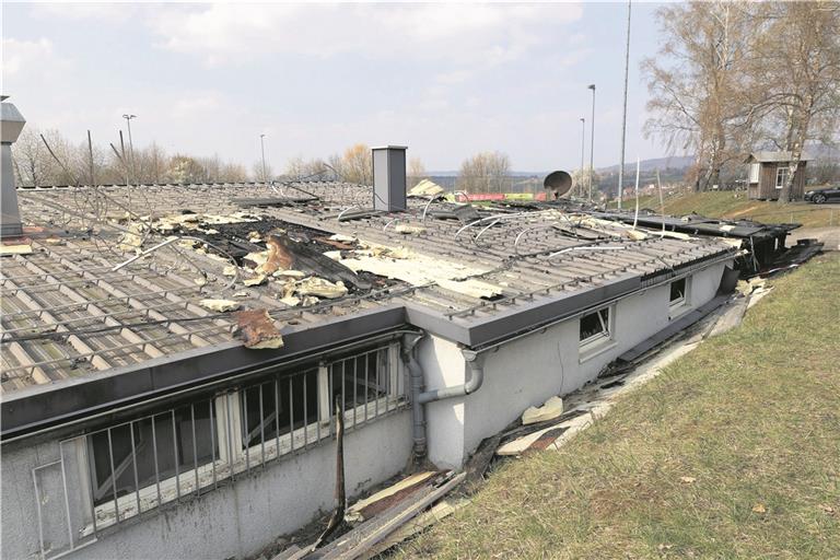 Das Sportheim des SVU in Unterweissach ist nach dem Brand unbrauchbar. Der Sachschaden beläuft sich auf annähernd 200000 Euro. Foto: J. Fiedler
