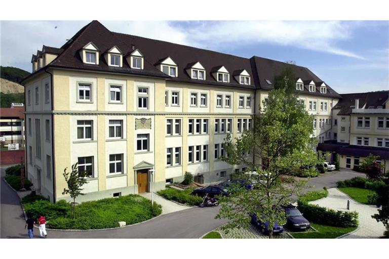 Das St. Konradihaus in Schelklingen. Dort befindet sich auch eine Gemeinschaftsunterkunft des Alb-Donau-Kreises. Sie wurde am Montag durchsucht.