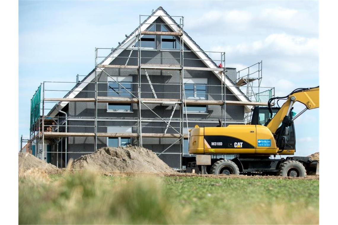 Anträge auf Baukindergeld vor allem für Eigenheime Das staatliche Baukindergeld wird stärker für den Bau von Eigenheimen nachgefragt. Foto: Hauke-Christian Dittrich/dpa