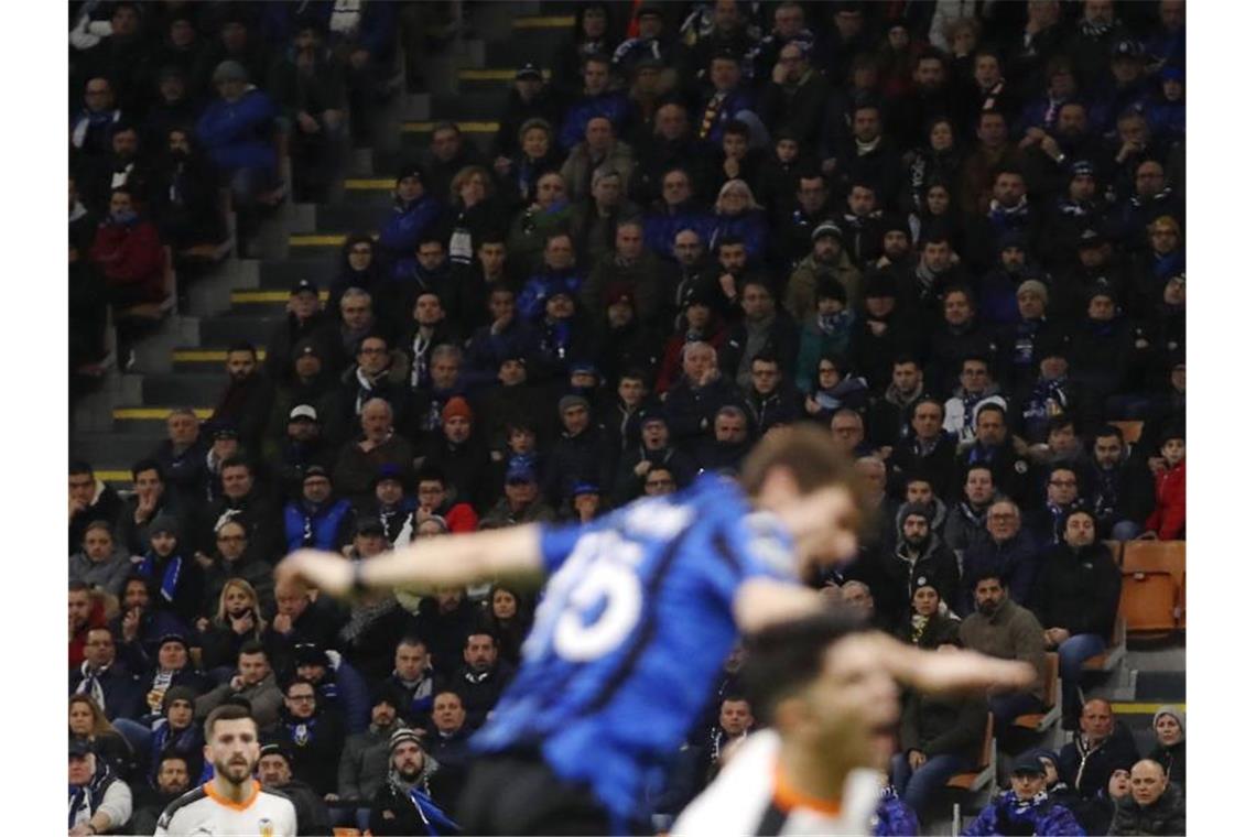 Champions-League-Spiel schuld an Corona-Krise in Italien? Das Stadion in Mailand war beim Champions-League-Spiel Atalanta Bergamo gegen den FC Valencia ausverkauft. Foto: Antonio Calanni/AP/dpa