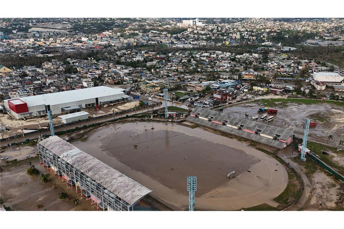 Nach Hurrikan "Melissa": Ärzte in Jamaika am Limit Das Stadion in Montego Bay ist nach dem Hurrikan Melissa überflutet.