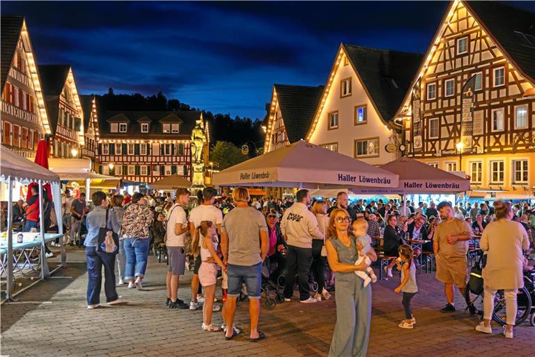 Das Stadtfest lockt viele Besucher bei lauen Sommertemperaturen zum Feiern in die Murrhardter Innenstadt. Fotos: Stefan Bossow