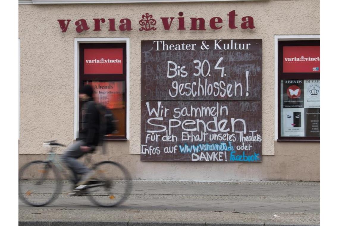 RKI: Coronavirus-Sterberate in Deutschland wird steigen Das Stadttheater Varia Vineta in Berlin ruft zu Spenden auf. Um die Ausbreitung des Coronavirus zu verhindern, fallen seit Längerem die Vorstellungen an Theatern aus. Foto: Jörg Carstensen/dpa