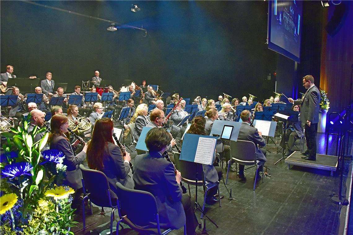 Das Städtische Blasorchester unter der Leitung von Sebastian Rathmann (rechts) s...