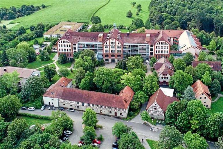 Das Staigacker-Gelände aus der Vogelperspektive: Links neben dem denkmalgeschützten Hauptgebäude ist ein vierstöckiger Anbau mit Flachdach geplant. Das lang gezogene Wirtschaftsgebäude im Vordergrund soll abgerissen werden. An dieser Stelle sollen zwei Wohnhäuser mit insgesamt elf Mitarbeiterwohnungen entstehen.Foto: Stadt Backnang