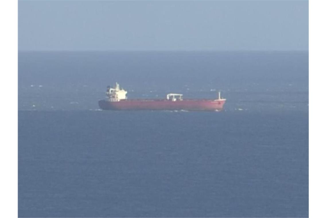 Das Standbild aus einem SKY-Video zeigt den Öltanker vor der Isle of White. Foto: -/Sky News/AP/dpa